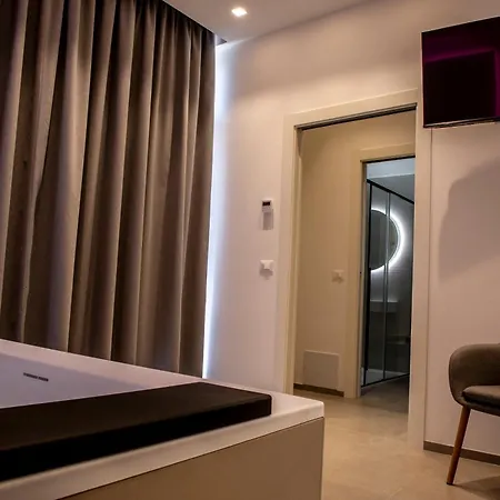 Alipa With Jacuzzi Apartment